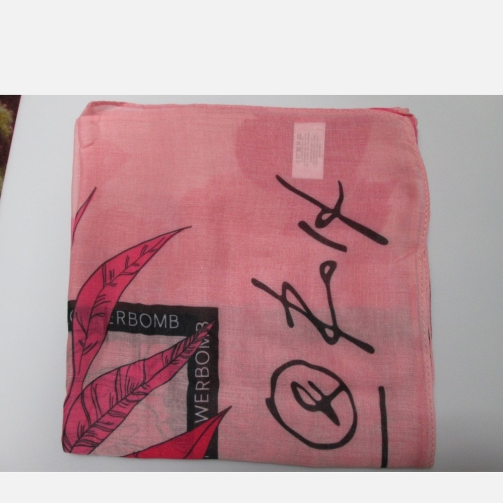 Victor and Rolf Authentic Scarf - Picture 4 of 4